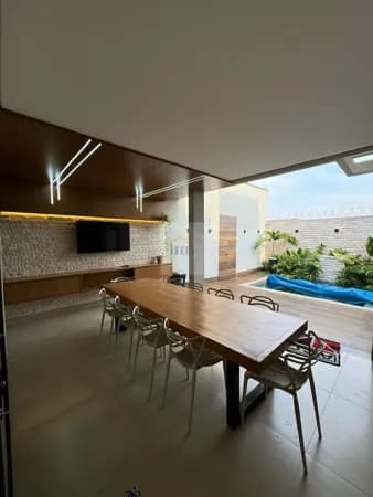 Casa Alto Padrão MOBILIADA na Região Noroeste. Casa sozinha no lote com móveis planejados e Piscina. Alto Luxo em Goiânia