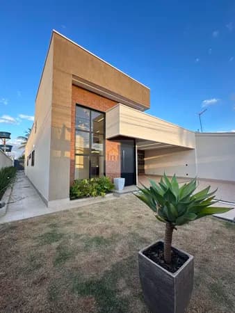 Casa Alto Padrão sozinha no lote 3 suítes plenas e lazer com Piscina. Excelente localização Próximo a fundação Bradesco