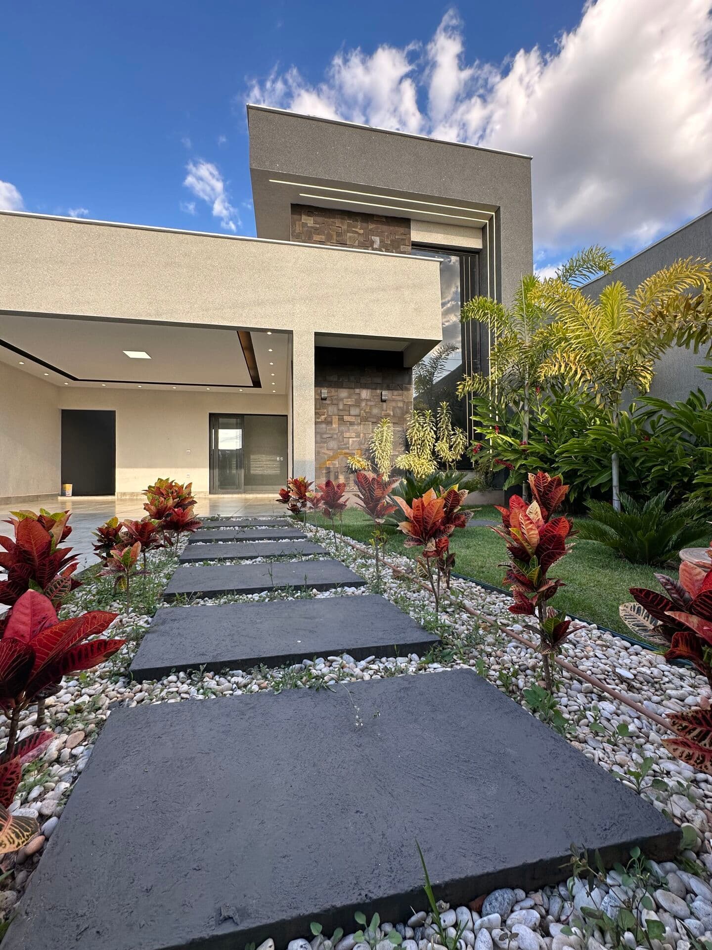 Casa Alto Padrão Sozinha no lote - OPORTUNIDADE CASA MODERNA ACEITA FINANCIAMENTO EXCELENTE LOCALIZAÇÃO EM GOIÂNIA