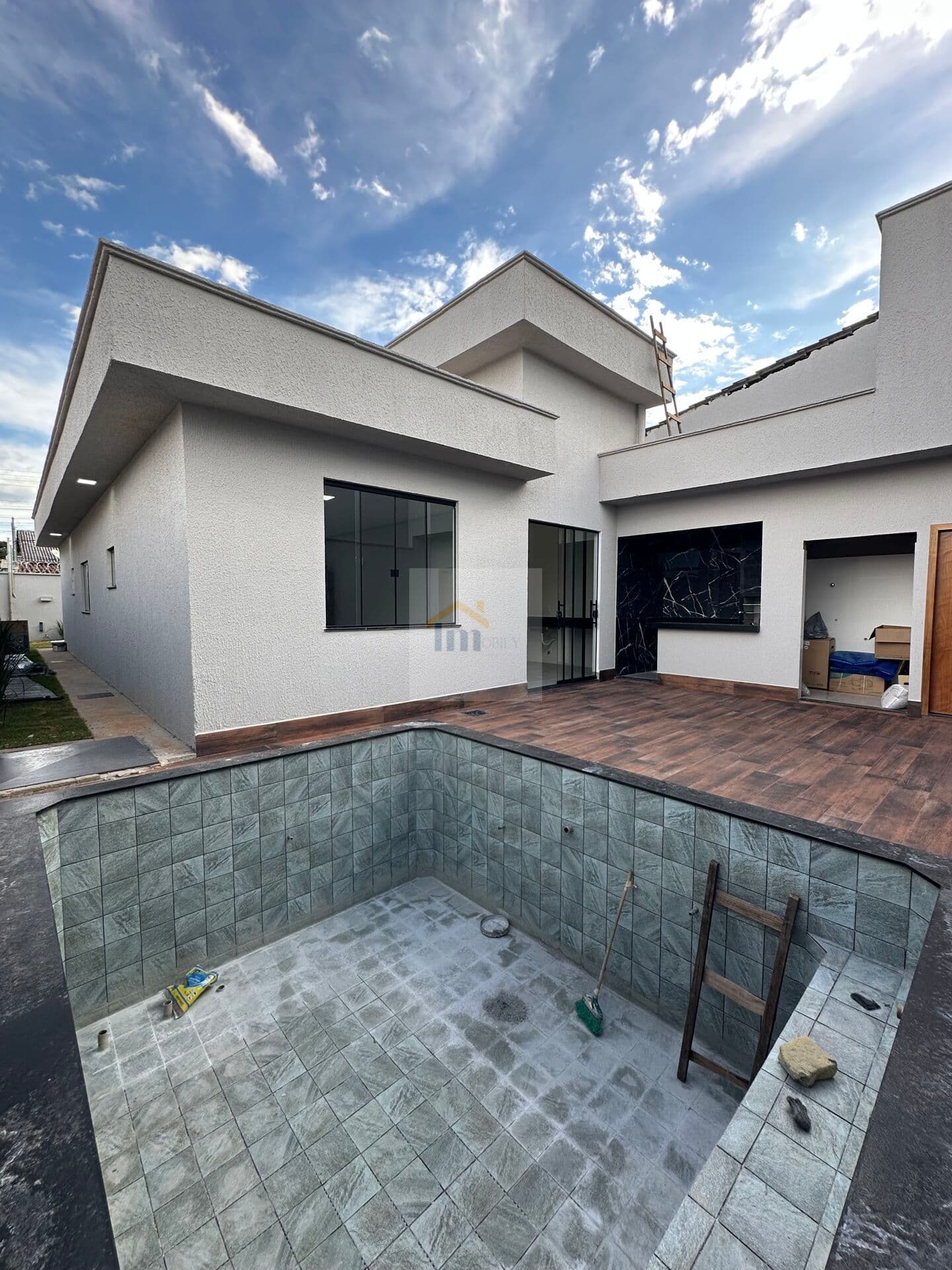 Casa Alto Padrão SOZINHA NO LOTE com Piscina em Goiãnia