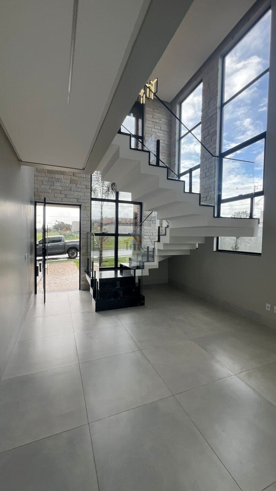Casa Alto Padrão em CONDOMINIO FECHADO 4 SUÍTES FACIL ACESSO AO SHOPPING FLAMBOYANT E AUTODROMO DE GOIÂNIA