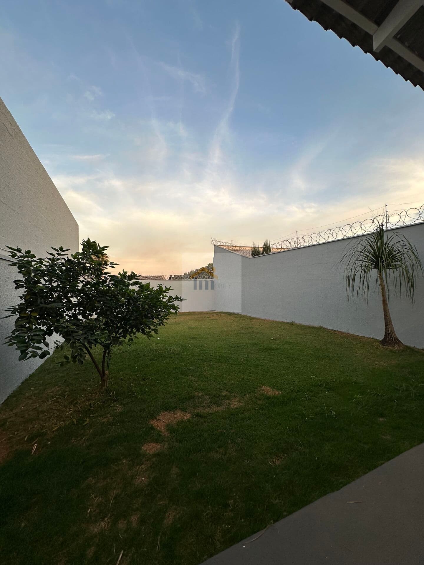 Casa Padrão Quintal grande com espaço para piscina. 3 quartos suítes Aceita Financiamento Próximo a Av Rio Verde