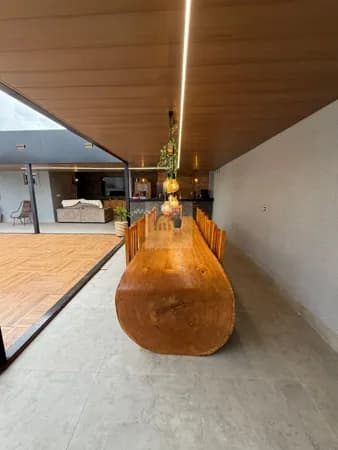 Casa Alto Padrão SOZINHA NO LOTE com Quintal e ESPAÇO GOURMET EXUBERANTE e MÓVEIS PLANEJADOS - Próximo ao setor Garavelo e fácil acesso ao Buriti Shopping
