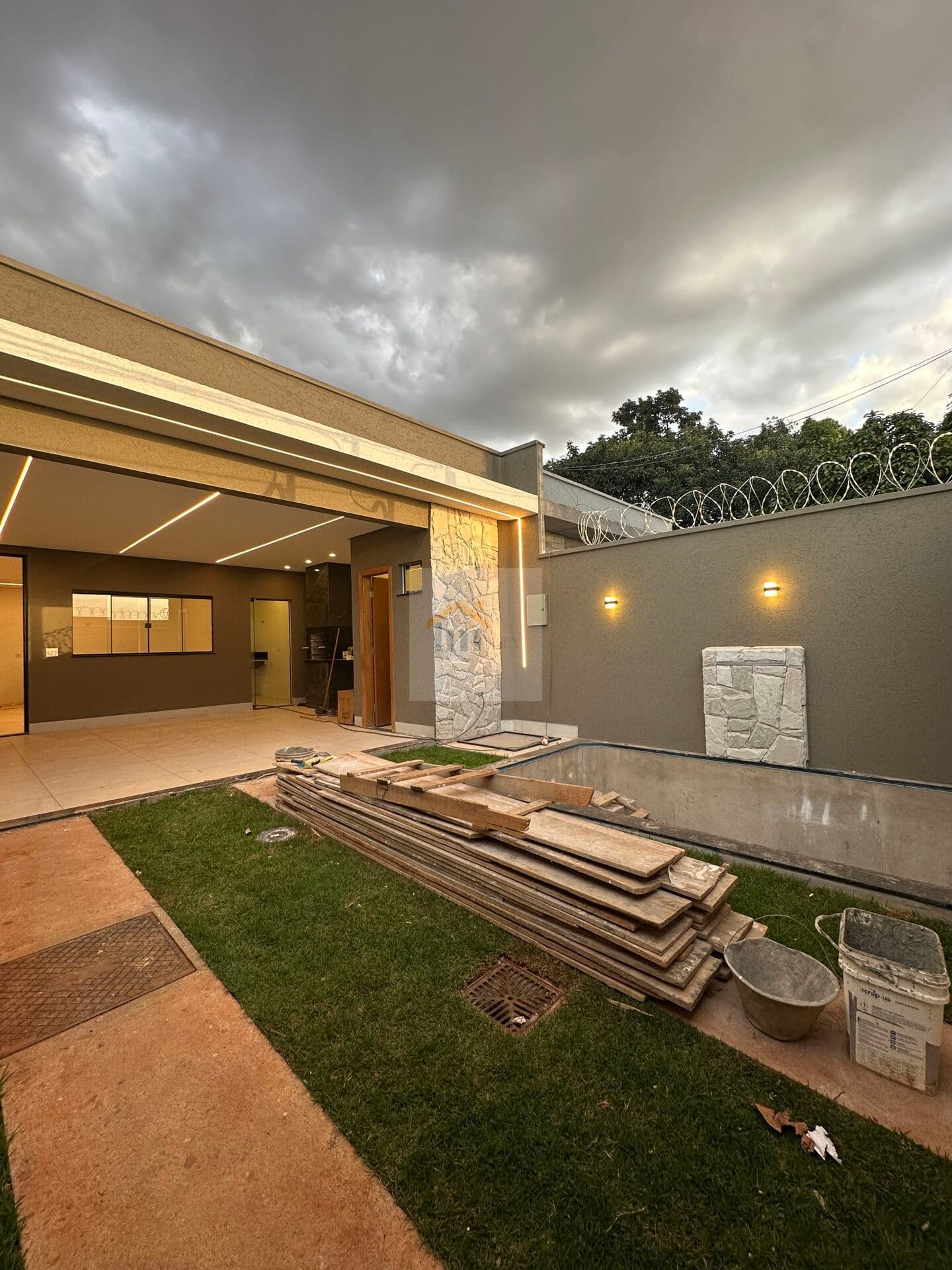 Casa Padrão com Piscina setor Garavelo Goiânia, EXCELENTE LOCALIZAÇÃO ACEITA FINANCIAMENTO CASA NOVA PRONTA PARA MORAR