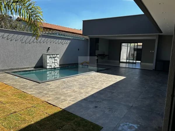 Casa Alto Padrão Moderna sozinha no lote com Piscina na região noroeste Goiânia