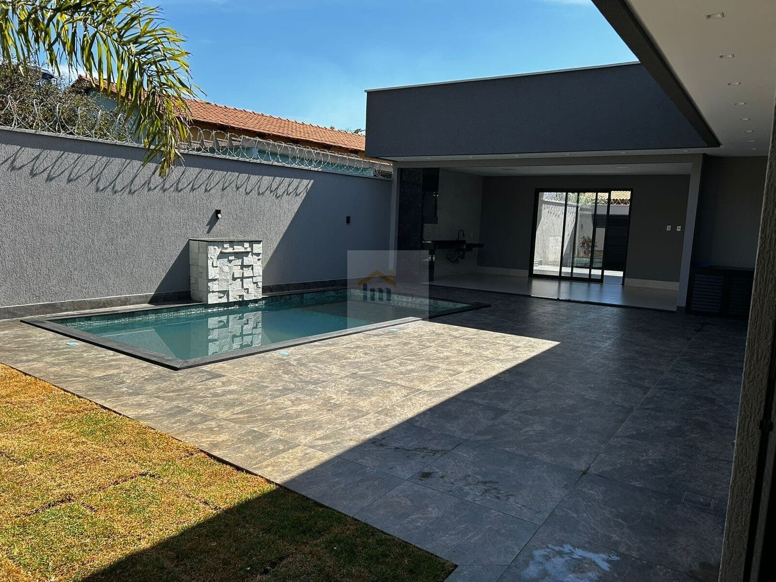 Casa Alto Padrão Moderna sozinha no lote com Piscina na região noroeste Goiânia