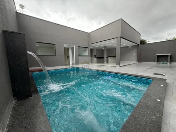 Casa Alto Padrão com Piscina sozinha no lote. Próximo ao Buriti Shopping e Av Rio Verde