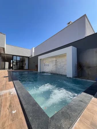 Casa Alto Padrão com Piscina no setor Faiçalville. Sozinha no lote com quintal amplo.