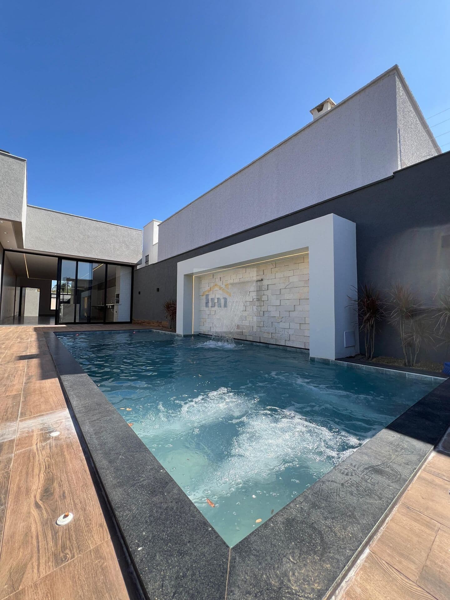 Casa Alto Padrão com Piscina no setor Faiçalville. Sozinha no lote com quintal amplo.