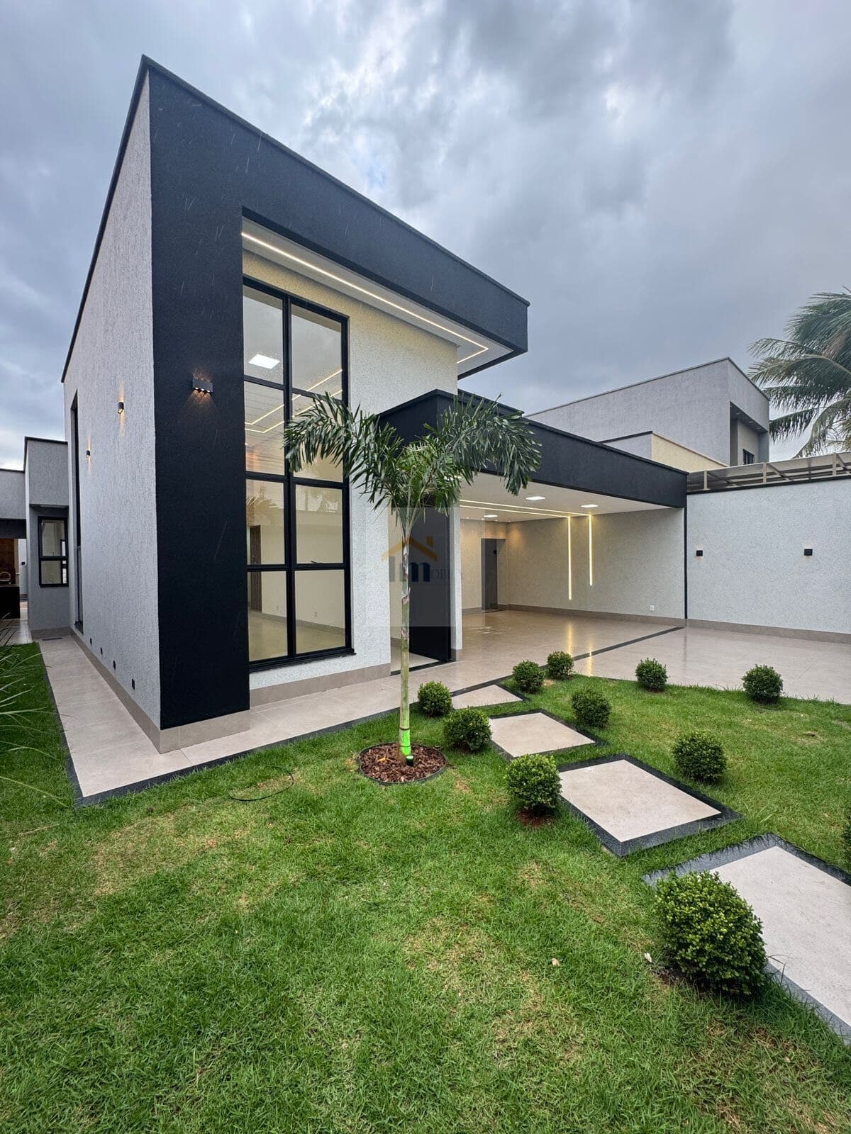 Casa Alto Padrão SOZINHA NO LOTE na região Noroeste em Goiânia