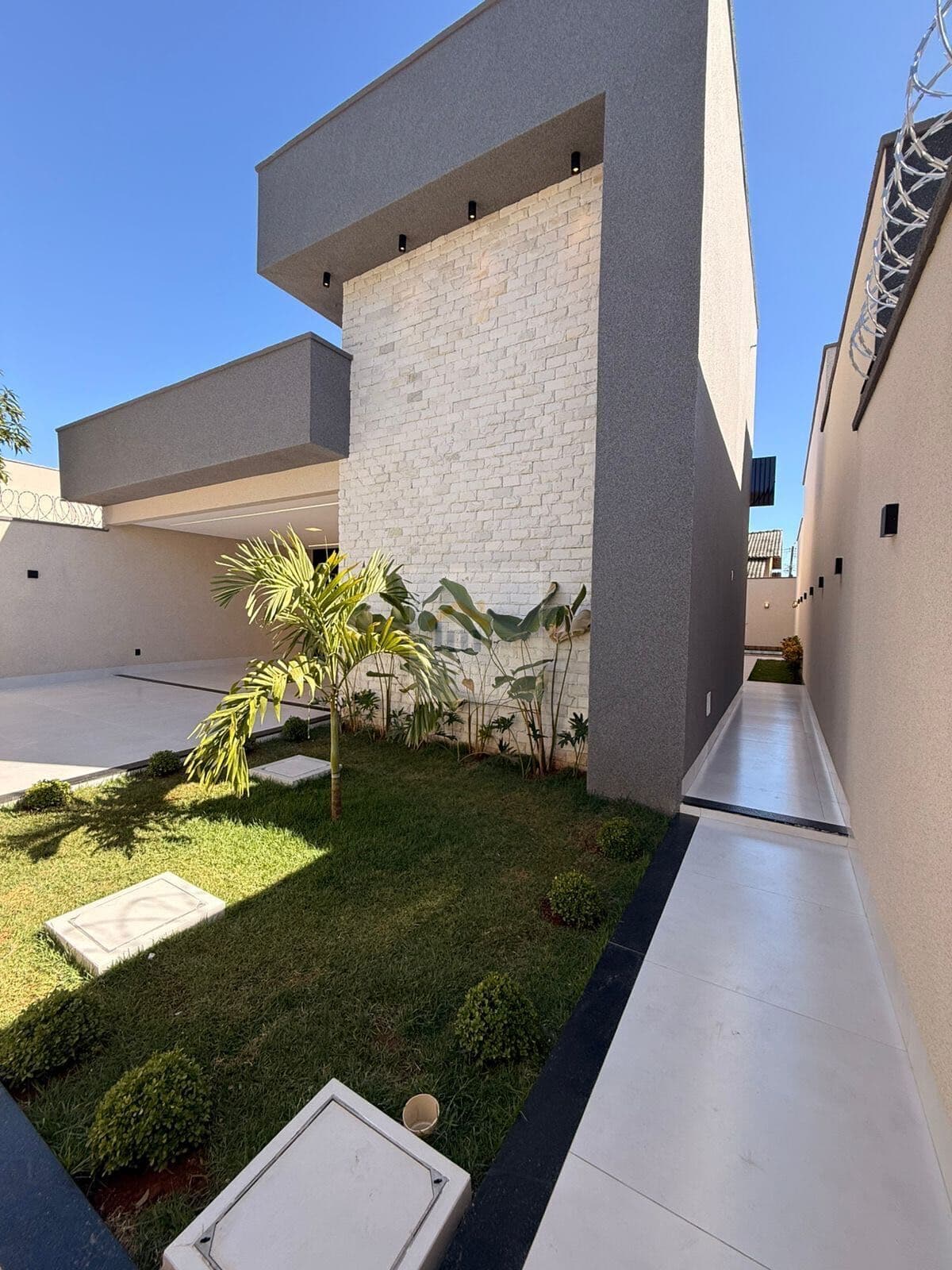Casa Alto Padrão SOZINHA NO LOTE 3 SUÍTES E PISCINA COM MÓVEIS PLANEJADOS em Residencial Kátia, Goiânia/GO