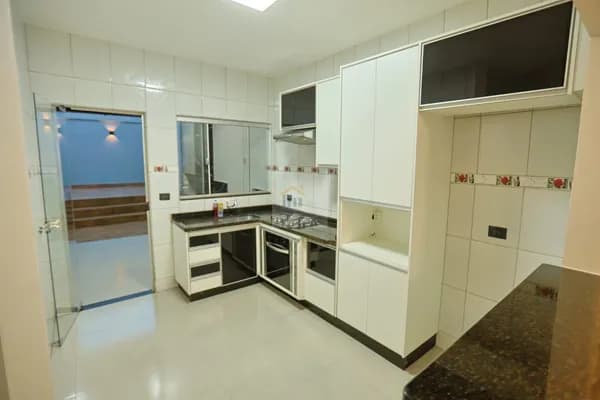 Casa Padrão 3 quartos com móveis planejados no setor Garavelo - Casa semi mobiliada aceita financiamento