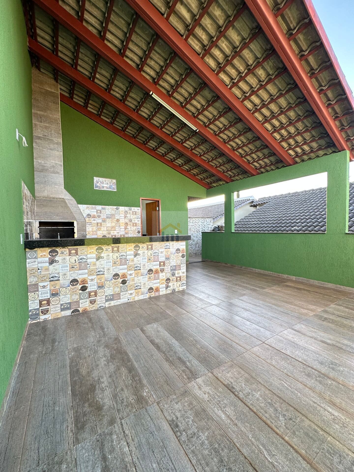 Casa Padrão condomínio fechado EXCELENTE localização. Condomínio tranquilo Casa completa aceita financiamento