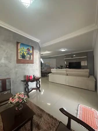 Casa Padrão com móveis planejados 3 quartos na região do setor Garavelo. Oportunidade!