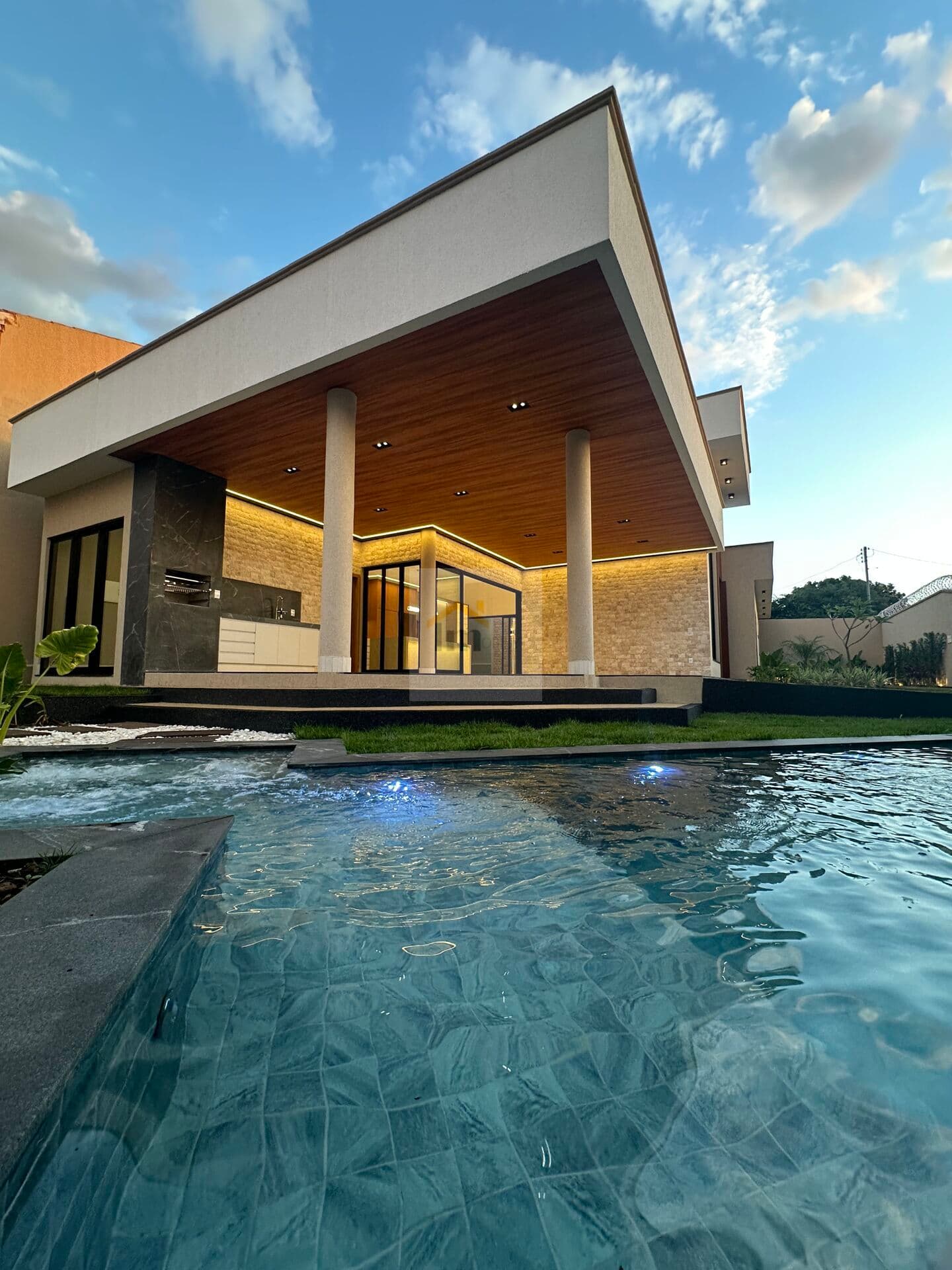 Casa Alto Padrão 4 suítes plenas, PISCINA e Móveis Planejados. Alto Luxo CONFORTO E QUALIDADE DE VIDA. Aceita Financiamento