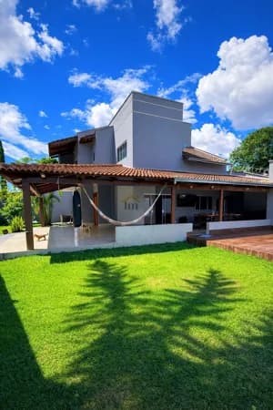 Casa sozinha no lote de esquina QUINTAL ENORME COM PISCINA e o MELHOR:POSSIBILIDADE DE ZERO DE ENTRADA E ZERO DOCUMENTAÇÃO. Na melhor Localização do setor Garavelo