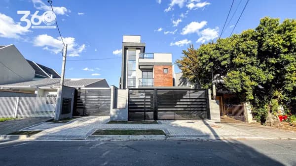 Sobrado com belo terraço e cozinha ampla