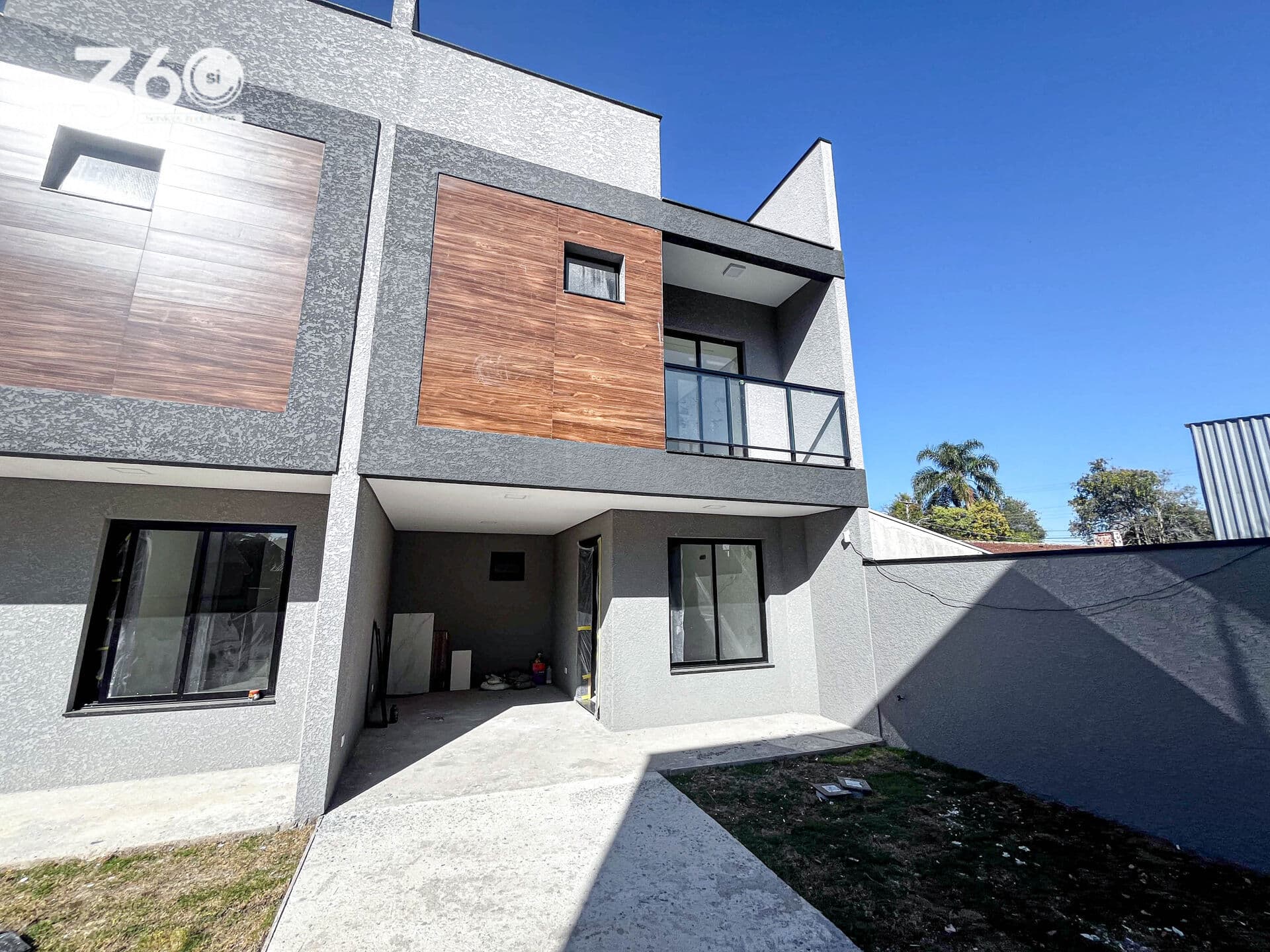 Sobrado com belo terraço e cozinha ampla