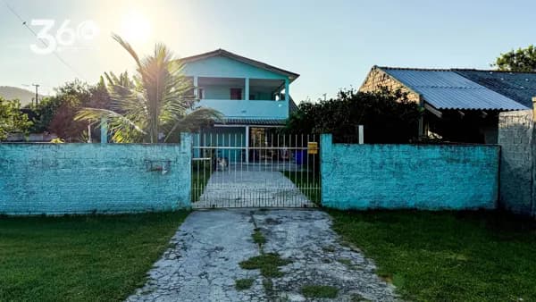 Casa no segundo piso de aproximadamente 70m, com um quarto.
