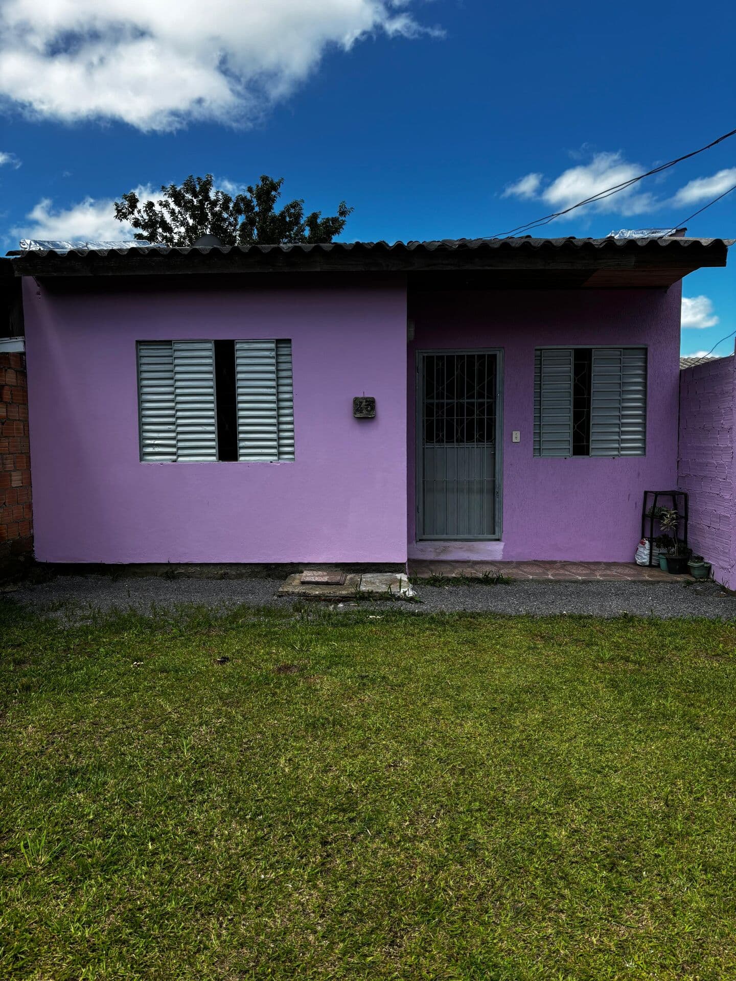 Casa 2 quartos, pátio grande, aceita financiamento e compra assistida