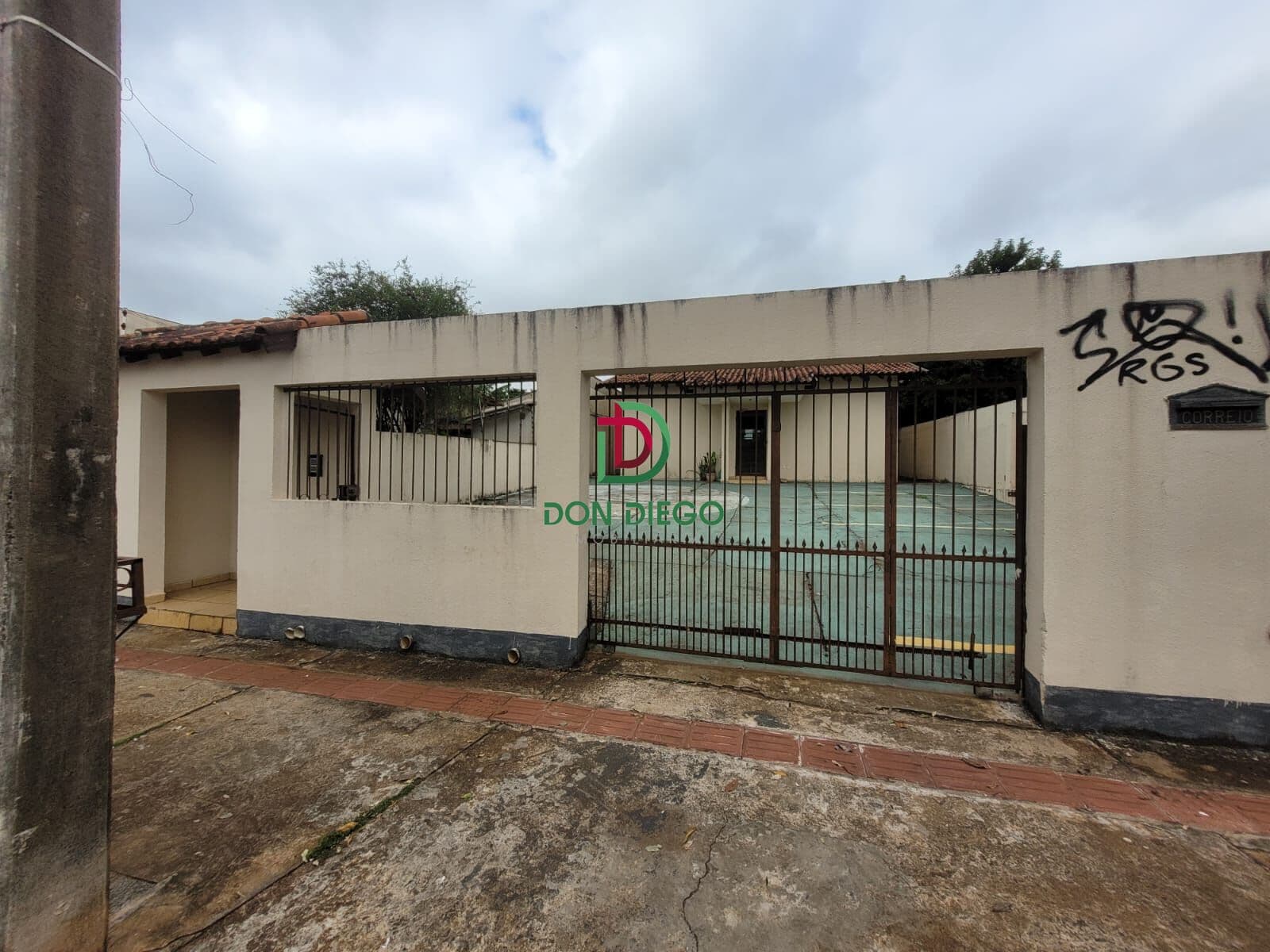 Casa comercial em Alvenaria, à venda no centro de Londrina - PR
