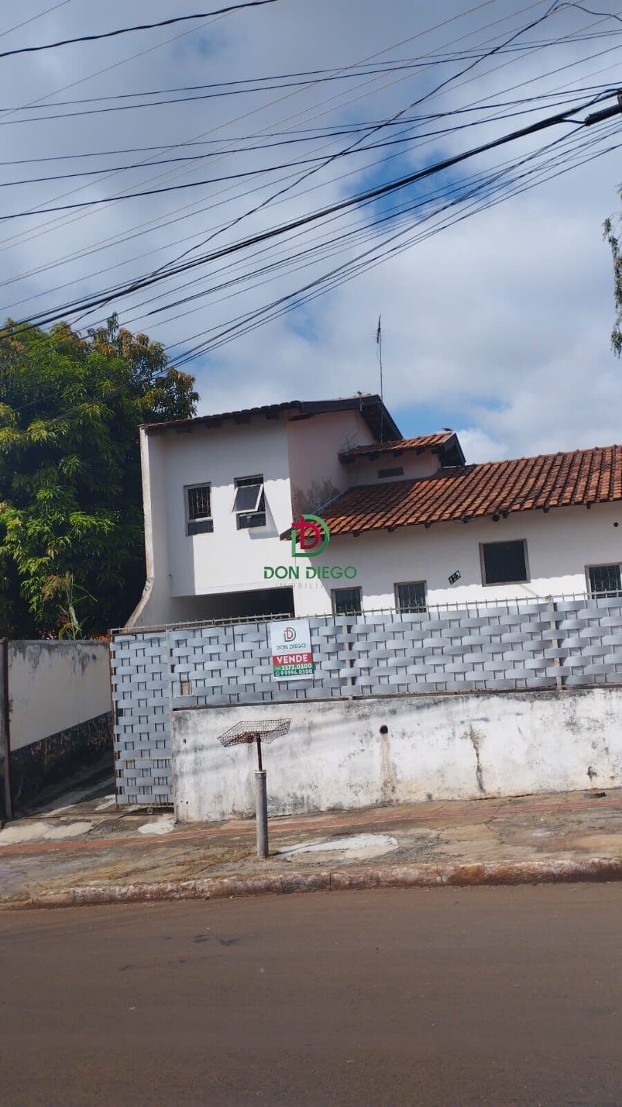 Casa em Conjunto Habitacional Maria Cecília Serrano de Oliveira, Londrina/PR