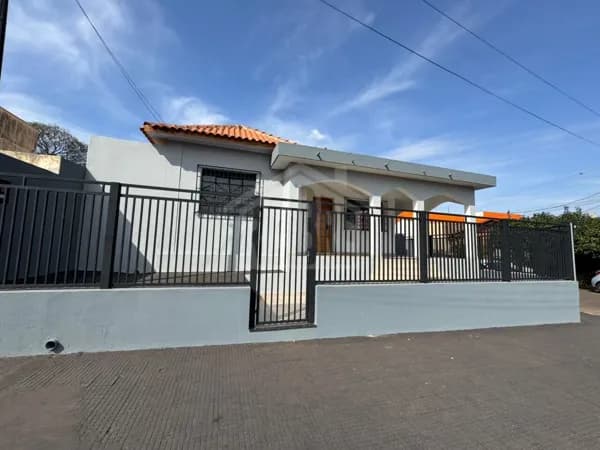 Casa em Bandeirantes - Centro