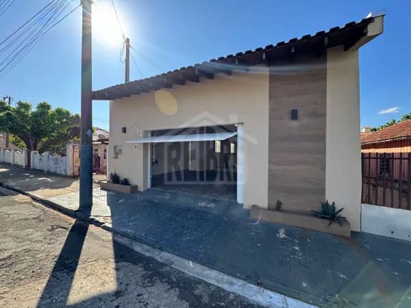 Casa em Bandeirantes - Centro