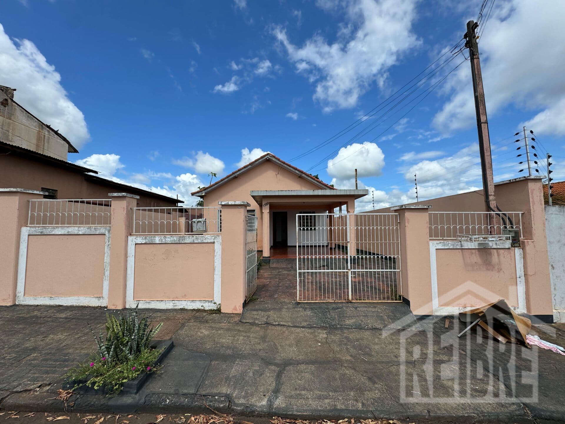 🏡 CASA CENTRAL À VENDA – RUA FREI RAFAEL PRONE 🏡