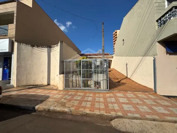 Casa em Bandeirantes - Centro