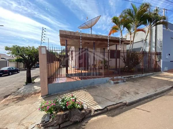 🏡 Vende-se Casa de Esquina – Ao Lado da ACEB!