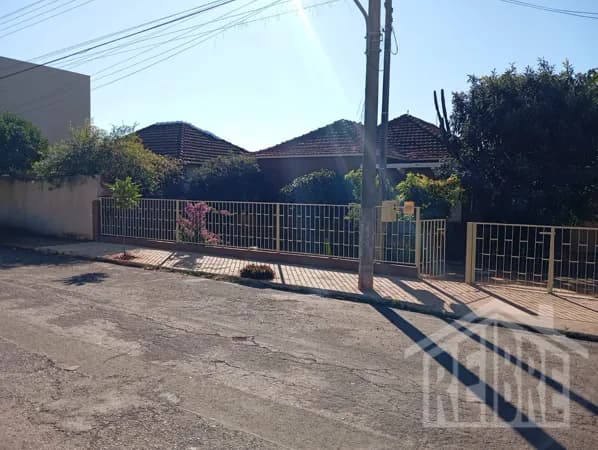 Casa em Bandeirantes - Centro
