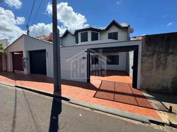 Sobrado em Bandeirantes - Centro