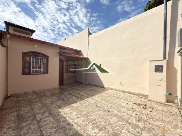 Casa com 2 Quartos e 2 banheiros à Venda