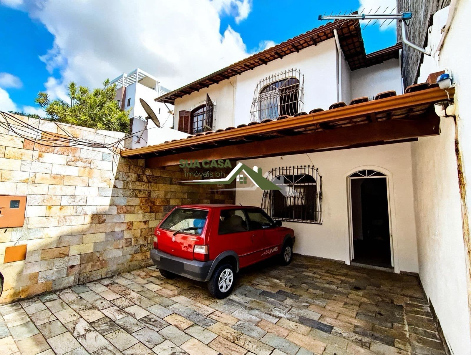 Casa - 3 Quartos - 2 Banheiros - 137m²