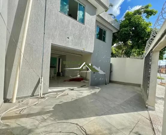 Casa de Esquina - Bairro Candelária, Venda Nova