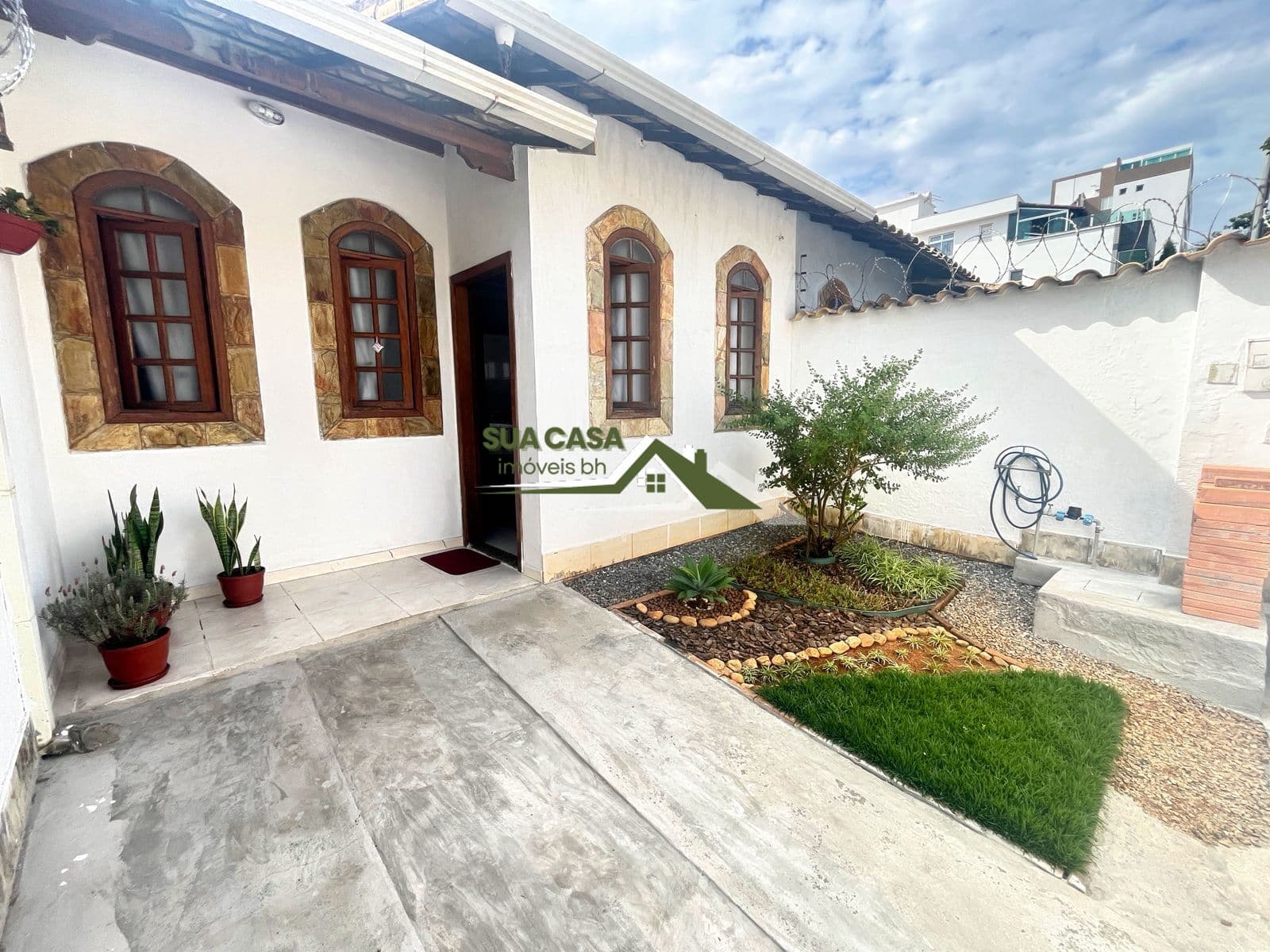 Casa com 2 Quartos e 1 banheiro - 83 m² Total
