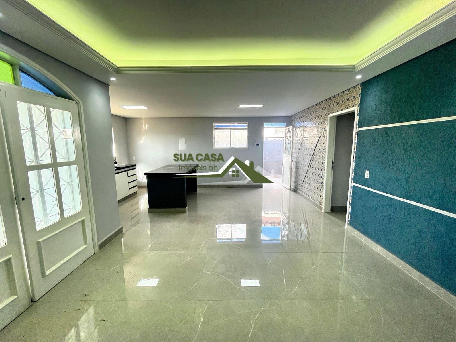 Casa com 6 Quartos e 4 banheiros - 4 Vagas - 256m²