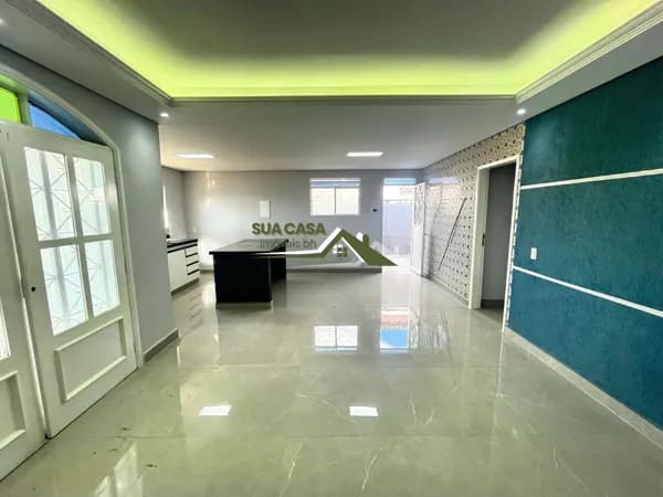 Casa com 6 Quartos e 4 banheiros - 4 Vagas - 256m²