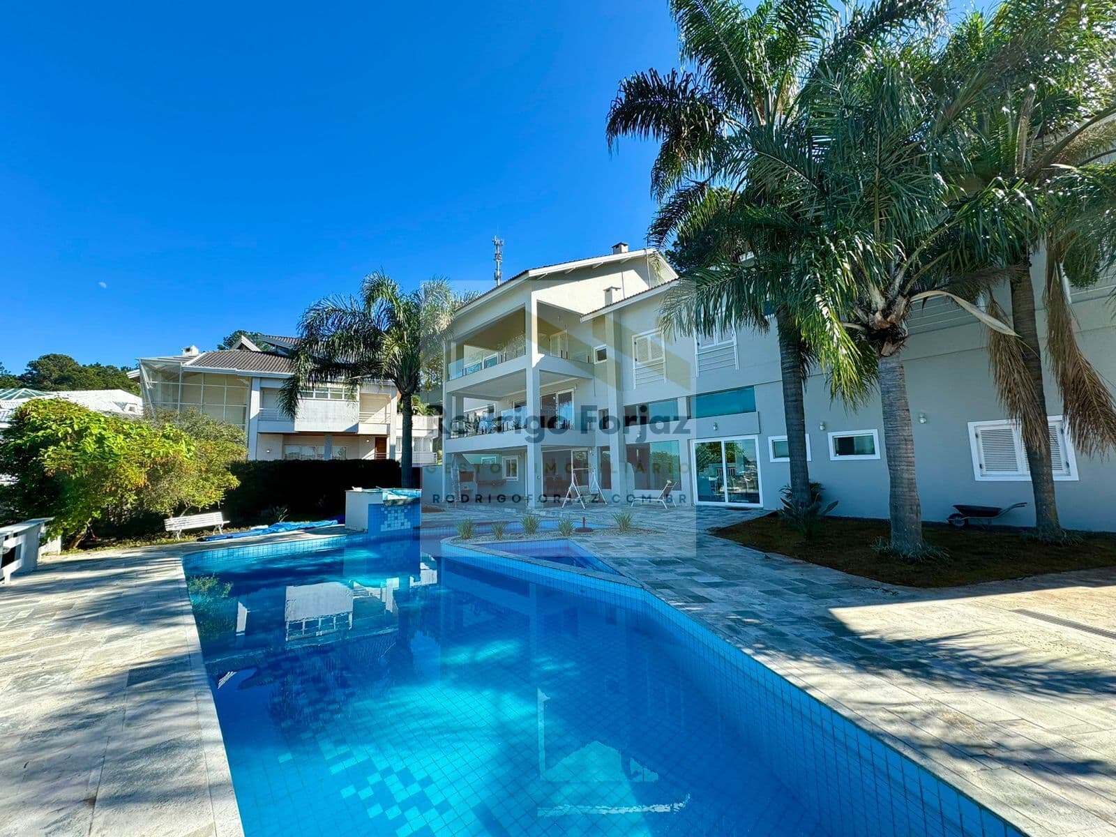 BELÍSSIMA MANSÃO À VENDA ALPHAVILLE RESIDENCIAL 10 -A/C:1.250m², A/T:2500m², 06 Suites, 06 Vagas