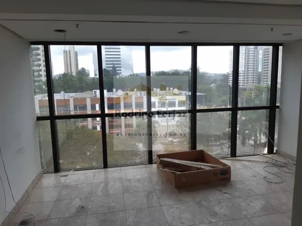 SALA COMERCIAL COM LOCALIZAÇÃO PREMIUM EM ALPHAVILLE - Com 310 m² , 7 vagas, 4 banheiros, ar cond. fibra ótica, luminárias