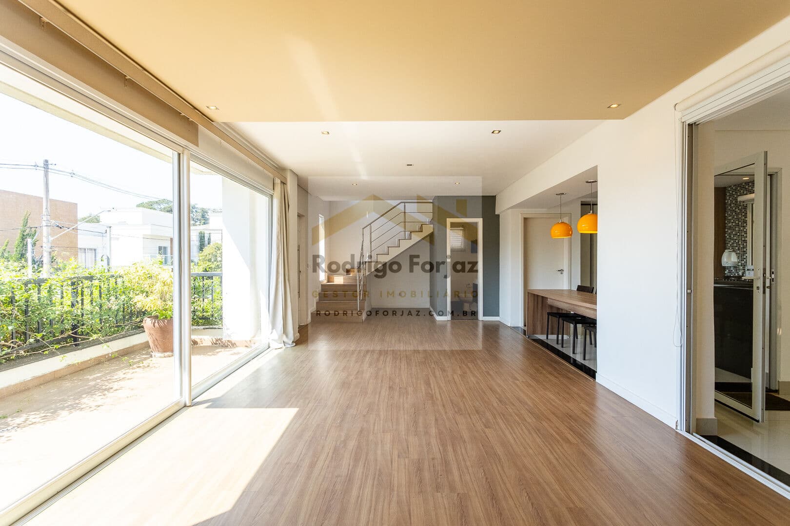 EXUBERANTE CASA À VENDA - Residencial VALVILLE 2 - A/C:245m2, A/T:364m2, 03 Dorms (03 suítes), 04 Vagas