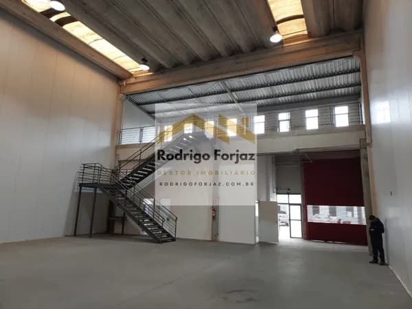 GALPÃO EM MÓDULOS - MÓDULO A- VERSATILIDADE - CUSTOxBENEFÍCIO EXCEPCIONAL - Galpão com Área total (locável) do módulo A: 675,00 m², Área de piso (armazenagem): 459,26m², Área de mezanino: 150,00 m², Área de Vestiário e Escada: 65,74m²