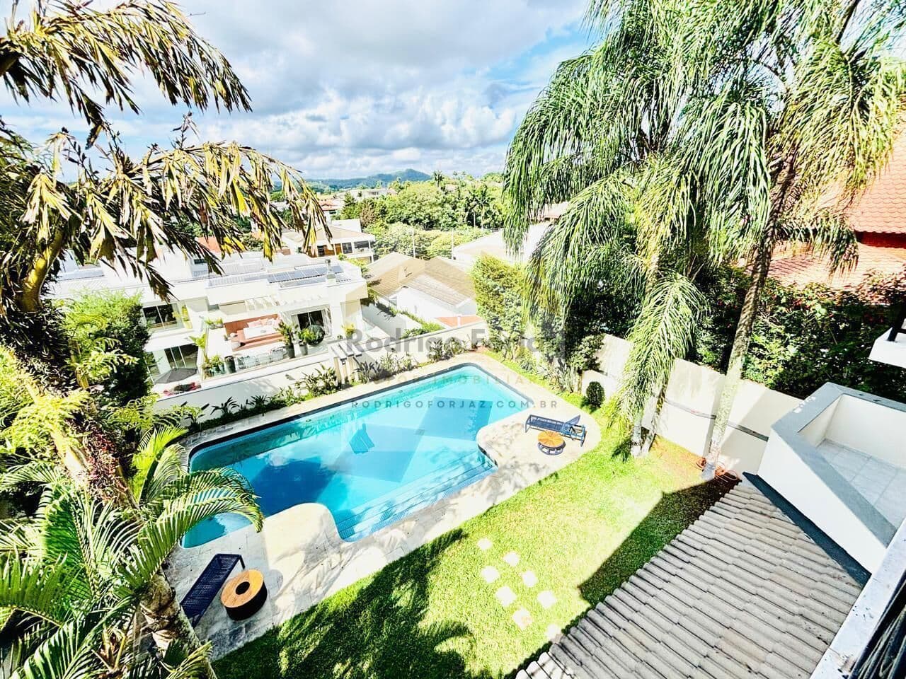 Linda casa locação Semi Mobiliada Alphaville 01, A/C: 520m2, A/T: 640m2, 04 Dorms (04 Suítes), Piscina, 04 Vagas