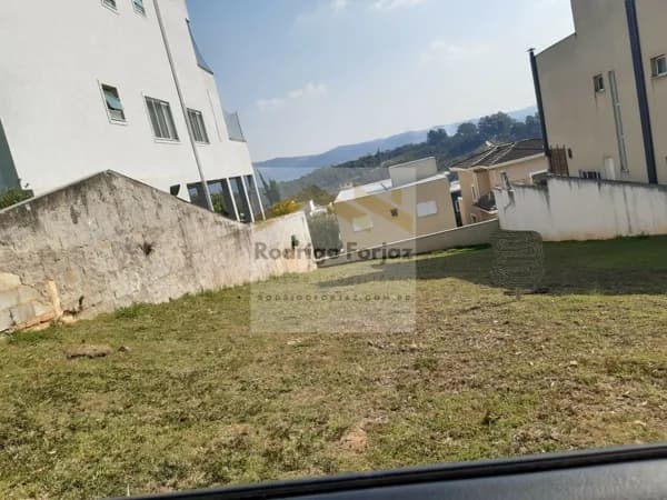TERRENO À VENDA - RESIDENCIAL VALVILLE 1 - Terreno com 360m², em Declive , Com Projeto Aprovado na Prefeitura e no Condomínio (Com 250m2 de área construída).