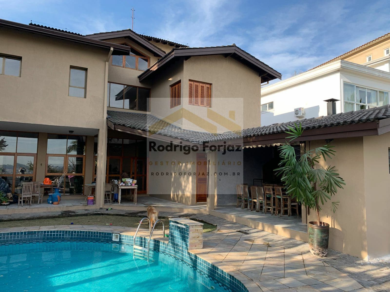 Casa no condomínio Res. 08 - Terreno com 808 m2 e área construída de 756 m2, 04 Suites, 04 vagas