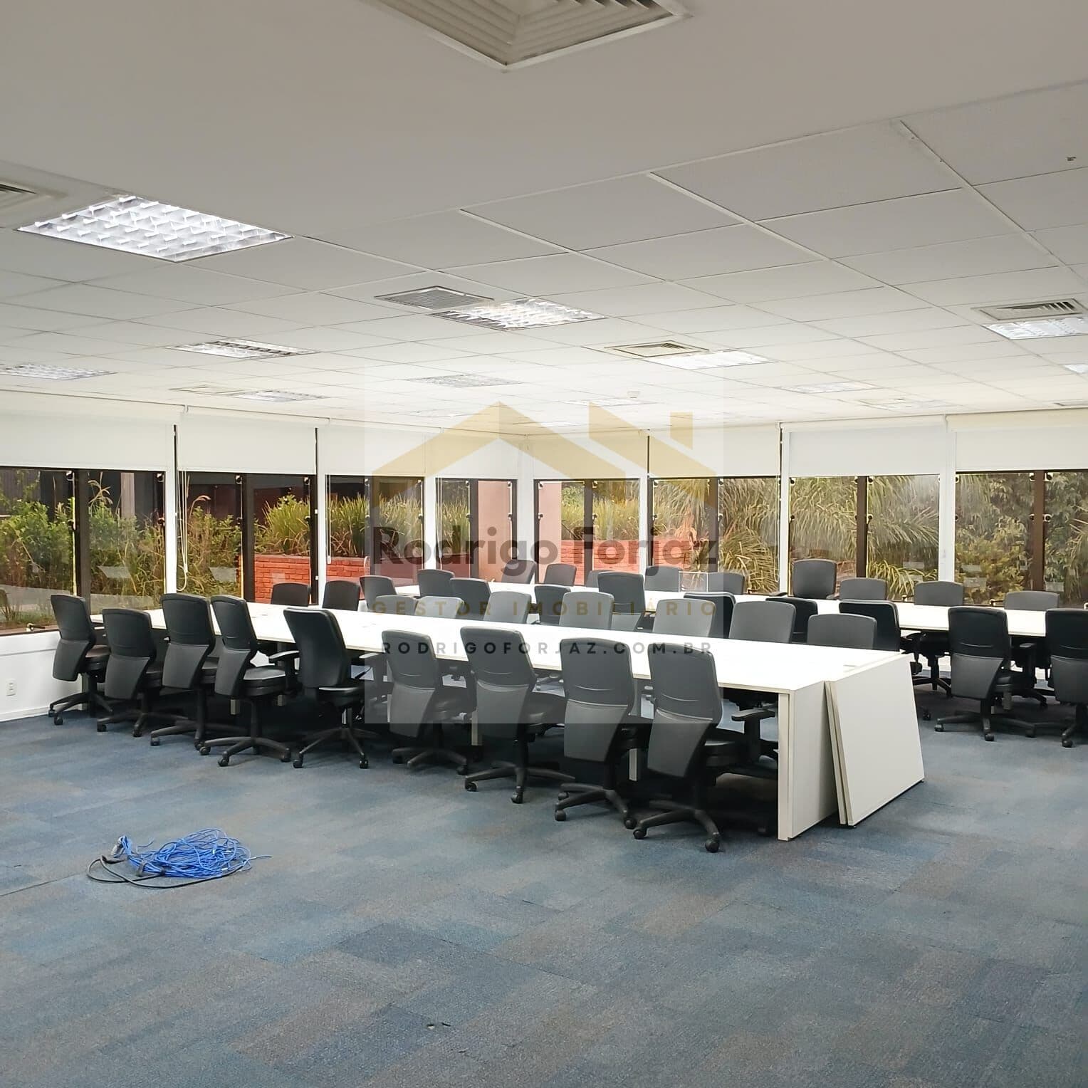 EXCELENTE SALA COMERCIAL SEMI MOBILIADA LOCAÇÃO COND. GREEN VALLEY ALPHAVILLE/SP, A/C: 550m², 05 Vagas