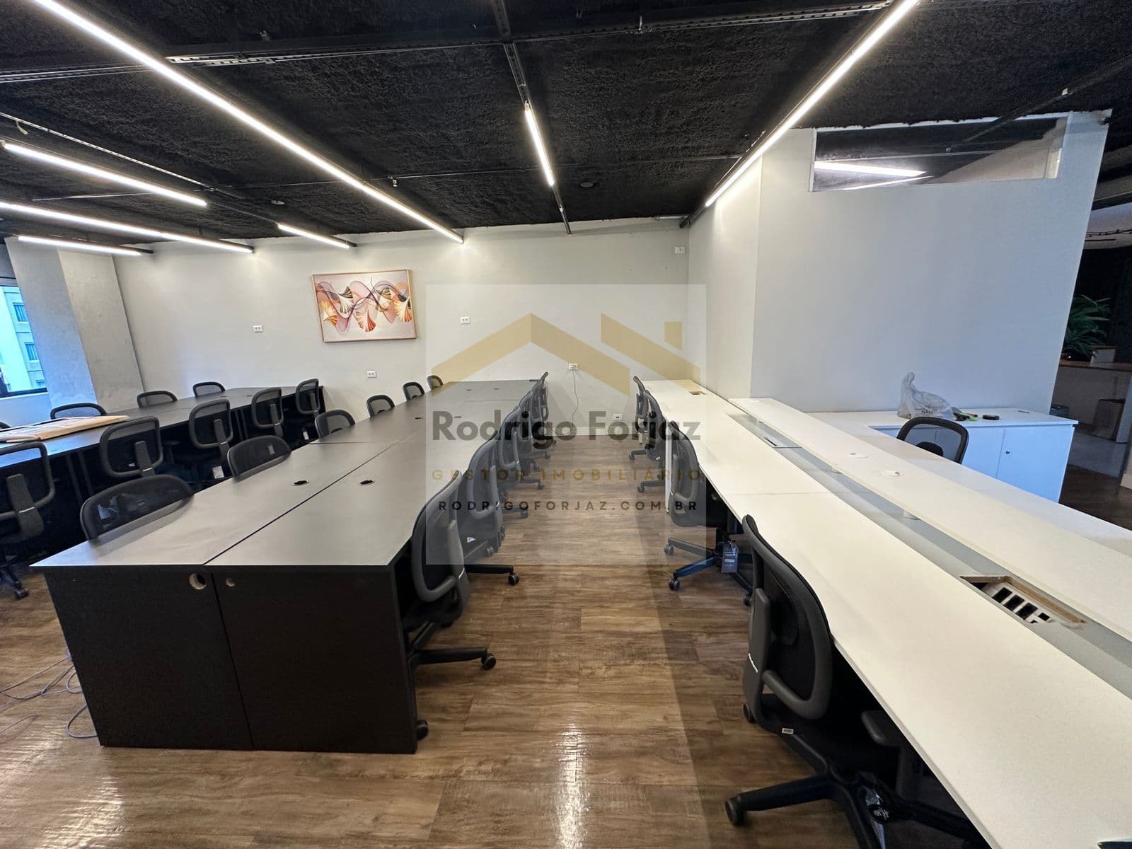 SALA COMERCIAL 100% MOBILIADA E DECORADA LOCAÇÃO - UM QUARTEIRÃO DA BERRINI - A/C: 111m², Open Space, Sala de Reunião, 02 Vagas