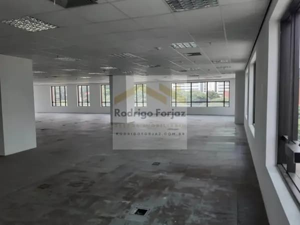 1/2 Laje À VENDA Ed. West Side - A/C: 292,47m², OPEN SPACE, Luminárias, Ar Condicionado, 02 Banheiros, 01 Copas,07 Vagas