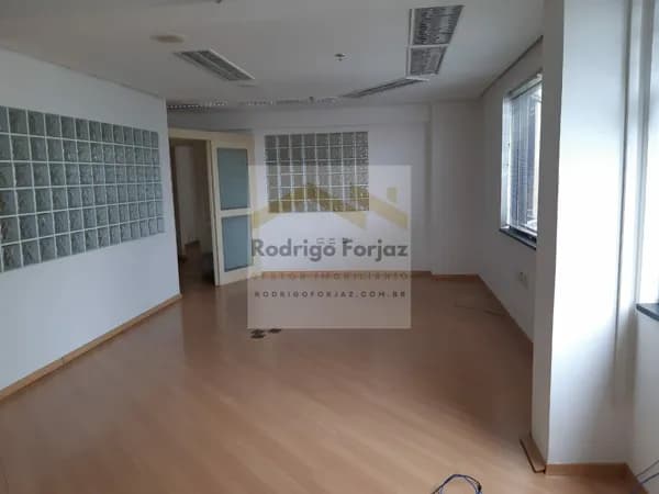 EXCELENTE SALA COMERCIAL LOCAÇÃO- ED PERSONAL BUSINESS OFFICE- 250m², 04 Banheiros, 06 Vagas